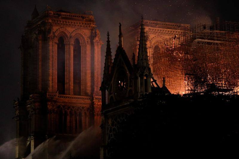 Dos tercios de la techumbre de la catedral de París se han quemado con el incendio del 15 de abril de 2019