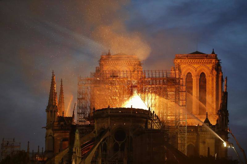 Dos tercios de la techumbre de la catedral de París se han quemado con el incendio del 15 de abril de 2019