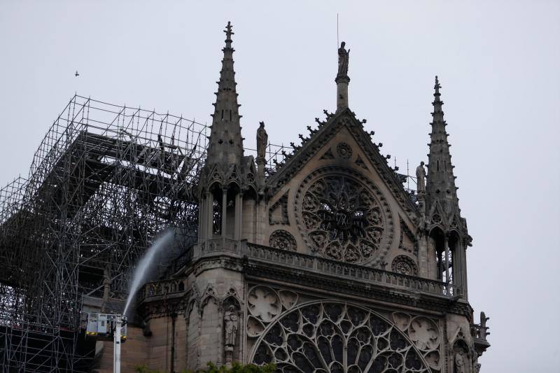 Dos tercios de la techumbre de la catedral de París se han quemado con el  incendio de Notre Dame  del 15 de abril de 2019