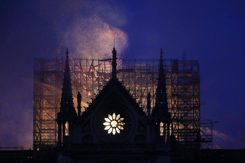 Dos tercios de la techumbre de la catedral de París se han quemado con el incendio del 15 de abril de 2019