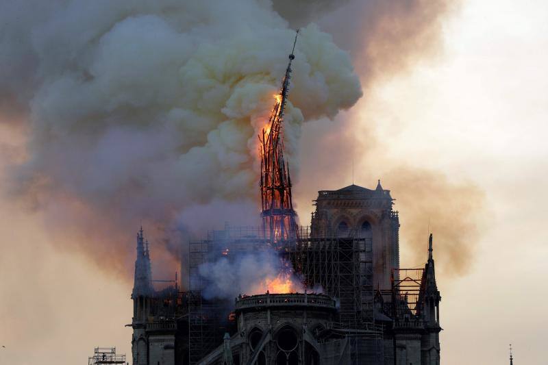 Dos tercios de la techumbre de la catedral de París se han quemado con el incendio del 15 de abril de 2019