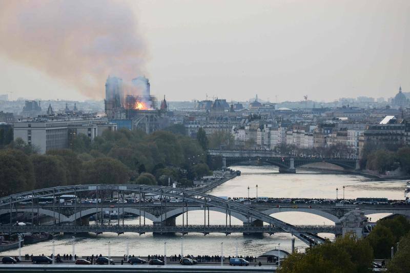 Dos tercios de la techumbre de la catedral de París se han quemado con el incendio del 15 de abril de 2019