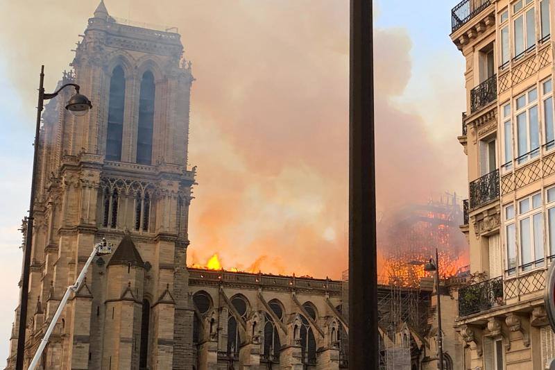 Dos tercios de la techumbre de la catedral de París se han quemado con el incendio del 15 de abril de 2019