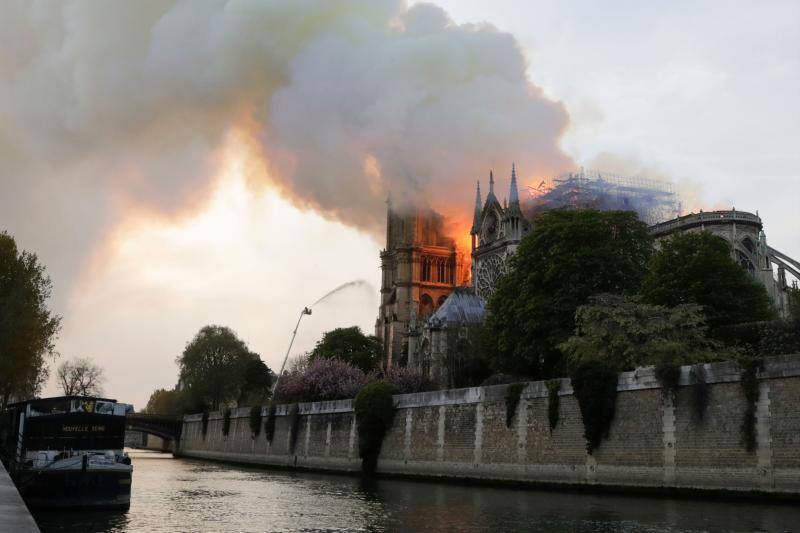 Dos tercios de la techumbre de la catedral de París se han quemado con el incendio del 15 de abril de 2019