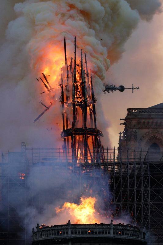 Dos tercios de la techumbre de la catedral de París se han quemado con el incendio del 15 de abril de 2019