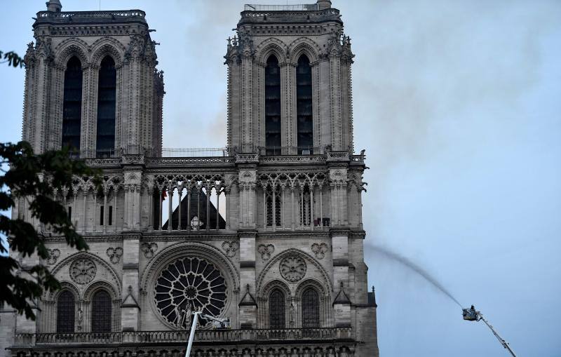 Dos tercios de la techumbre de la catedral de París se han quemado con el incendio del 15 de abril de 2019