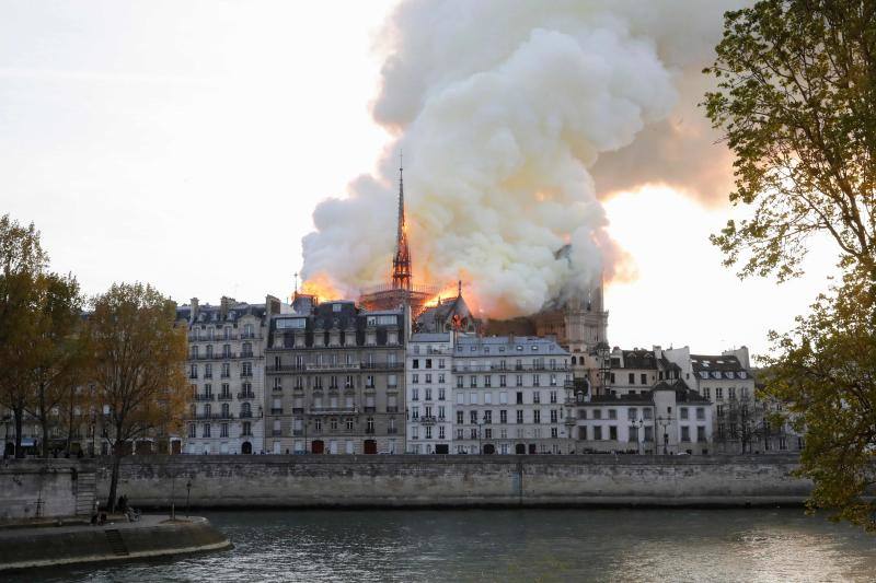 Dos tercios de la techumbre de la catedral de París se han quemado con el incendio del 15 de abril de 2019