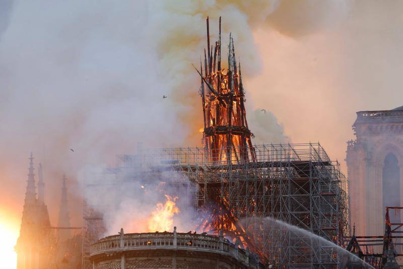 Dos tercios de la techumbre de la catedral de París se han quemado con el incendio del 15 de abril de 2019