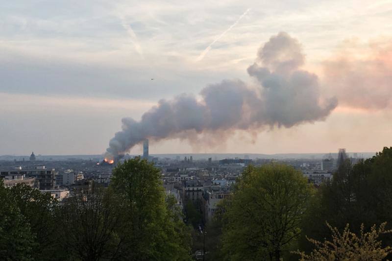 Dos tercios de la techumbre de la catedral de París se han quemado con el incendio del 15 de abril de 2019