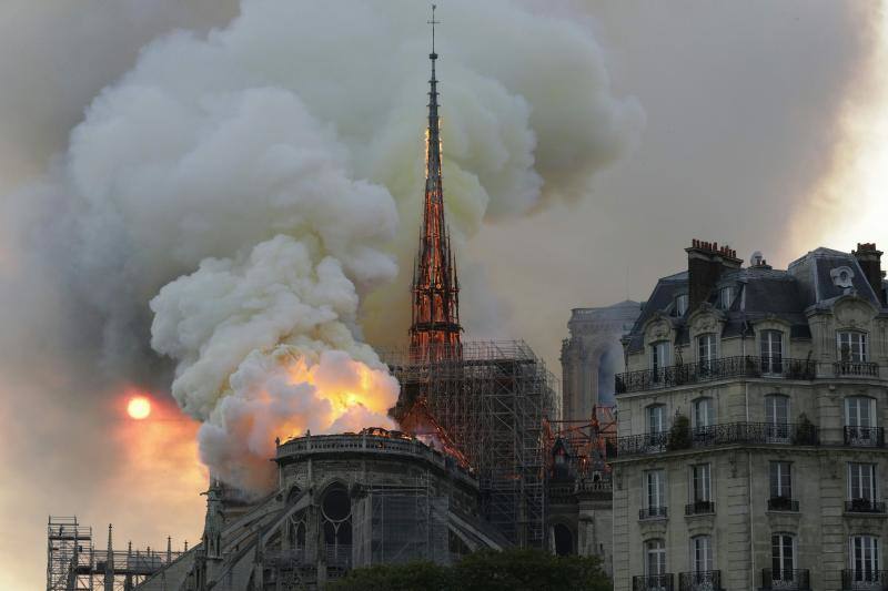 Dos tercios de la techumbre de la catedral de París se han quemado con el incendio del 15 de abril de 2019