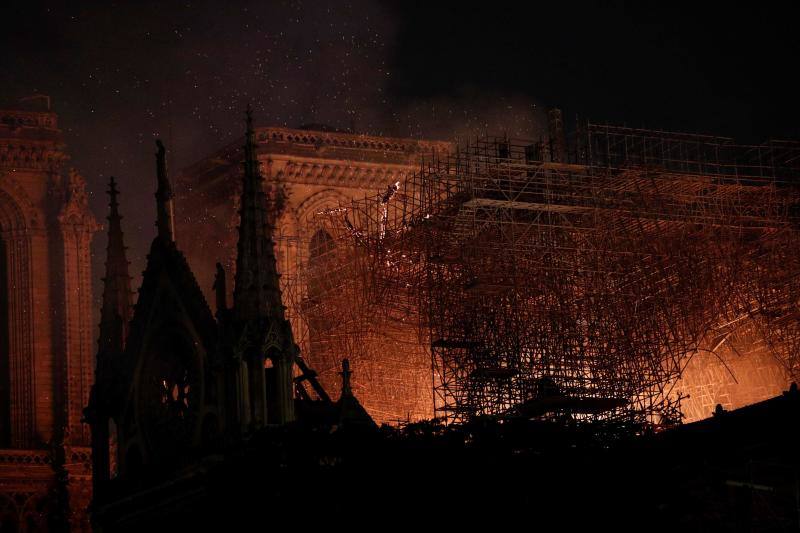 Dos tercios de la techumbre de la catedral de París se han quemado con el incendio del 15 de abril de 2019