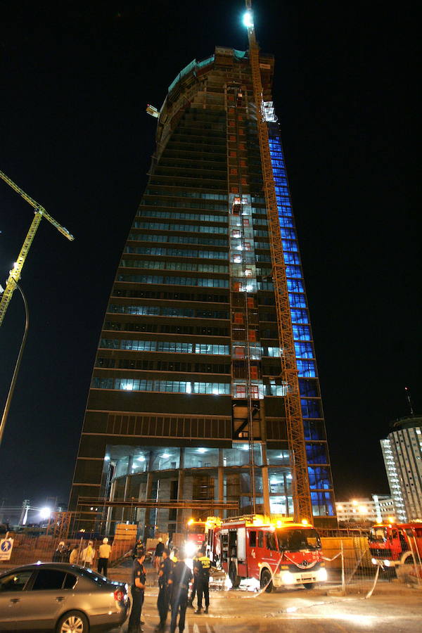El rascacielos Torre Espacio, con 235 metros de altura, 57 plantas y una superficie total alquilable de 60.142 metros cuadrados, está gestionado por el grupo Villar Mir y alberga las embajadas de Australia, Canadá, Países Bajos y Reino Unido, además de sociedades como Red Bull, Equifax, AEB o Ufinet.