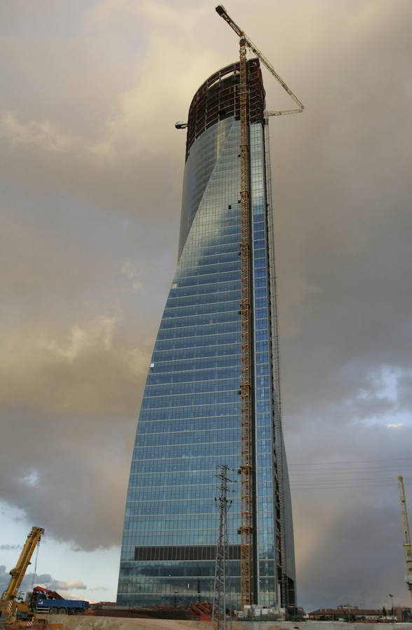 El rascacielos Torre Espacio, con 235 metros de altura, 57 plantas y una superficie total alquilable de 60.142 metros cuadrados, está gestionado por el grupo Villar Mir y alberga las embajadas de Australia, Canadá, Países Bajos y Reino Unido, además de sociedades como Red Bull, Equifax, AEB o Ufinet.