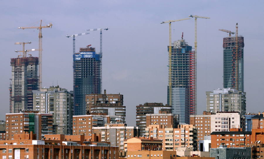 El rascacielos Torre Espacio, con 235 metros de altura, 57 plantas y una superficie total alquilable de 60.142 metros cuadrados, está gestionado por el grupo Villar Mir y alberga las embajadas de Australia, Canadá, Países Bajos y Reino Unido, además de sociedades como Red Bull, Equifax, AEB o Ufinet.