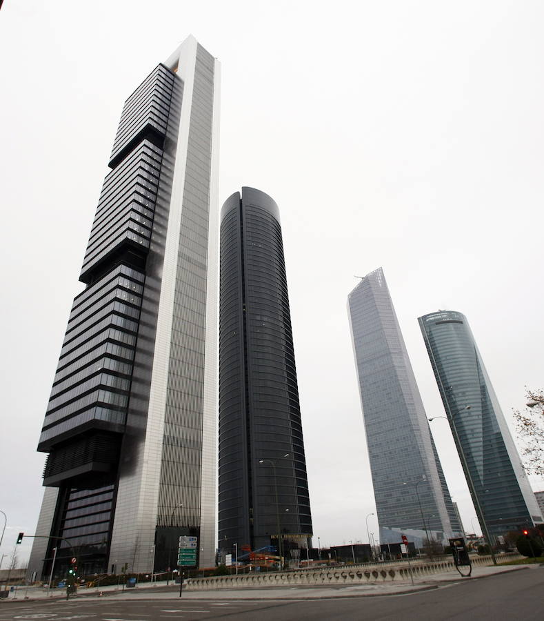 El rascacielos Torre Espacio, con 235 metros de altura, 57 plantas y una superficie total alquilable de 60.142 metros cuadrados, está gestionado por el grupo Villar Mir y alberga las embajadas de Australia, Canadá, Países Bajos y Reino Unido, además de sociedades como Red Bull, Equifax, AEB o Ufinet.