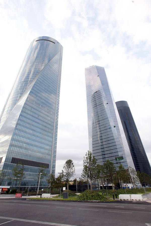 El rascacielos Torre Espacio, con 235 metros de altura, 57 plantas y una superficie total alquilable de 60.142 metros cuadrados, está gestionado por el grupo Villar Mir y alberga las embajadas de Australia, Canadá, Países Bajos y Reino Unido, además de sociedades como Red Bull, Equifax, AEB o Ufinet.