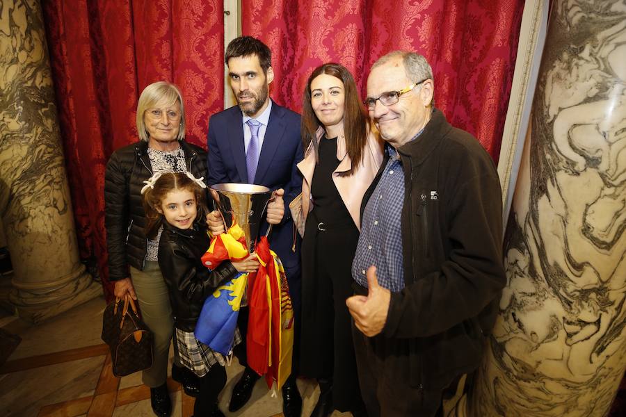 Fotos: El Valencia Basket celebra junto a la afición la victoria de la Eurocup