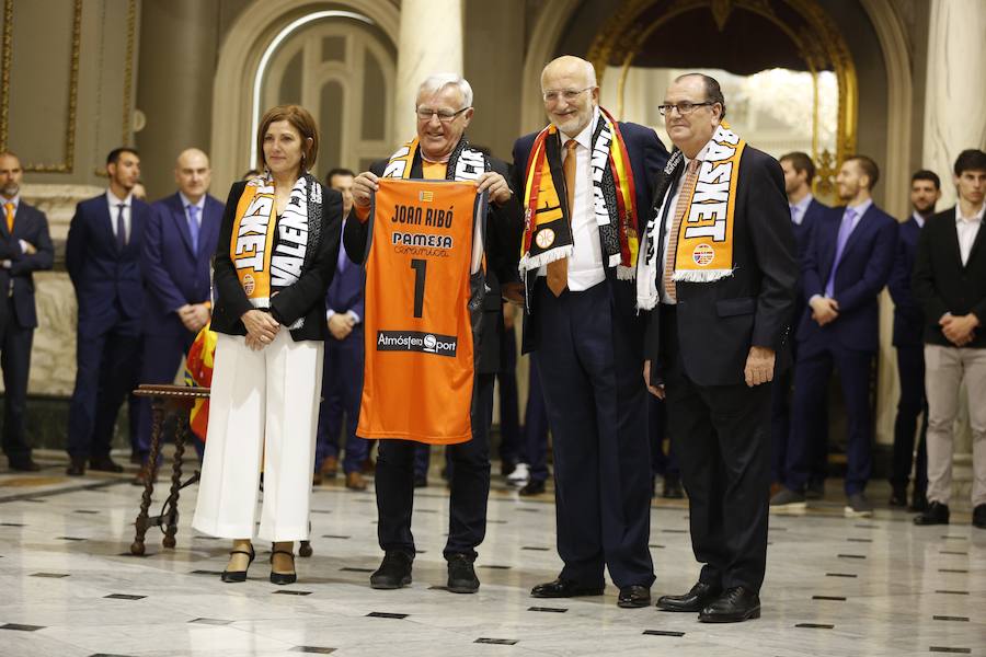 Fotos: El Valencia Basket celebra junto a la afición la victoria de la Eurocup