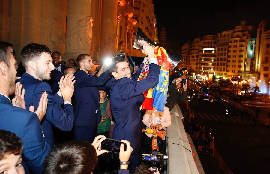 Fotos: El Valencia Basket celebra junto a la afición la victoria de la Eurocup