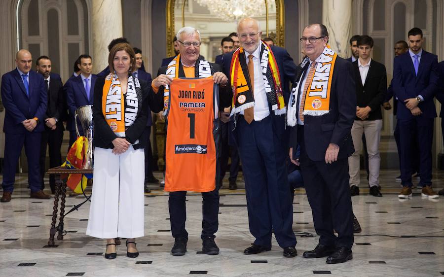 Fotos: El Valencia Basket celebra junto a la afición la victoria de la Eurocup