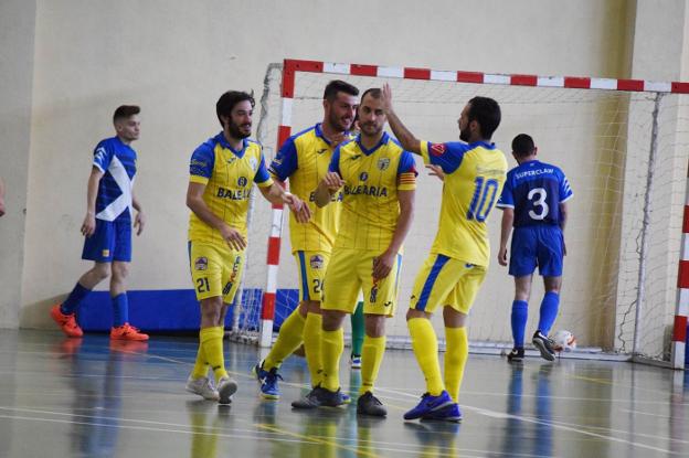Jugadores del CFS Mar tras marcar uno de los goles ante el Xaloc Alacant. 