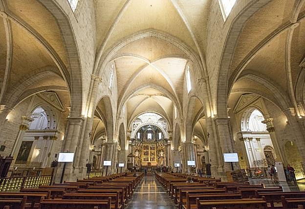 Nave central de la Catedral de Valencia. En las bóvedas se pueden observar orificios en los que se ubican detectores de humo. 