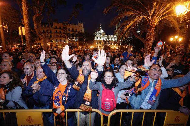 La afición vibra con el ofrecimiento del título en el Ayuntamiento. 