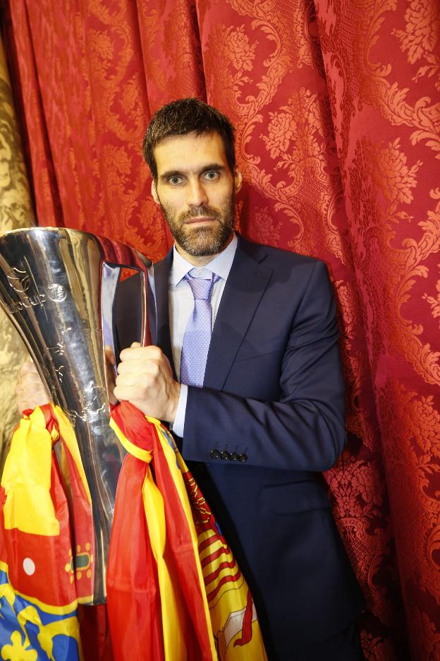 San Emeterio porta con orgullo la copa en el Ayuntamiento de Valencia.