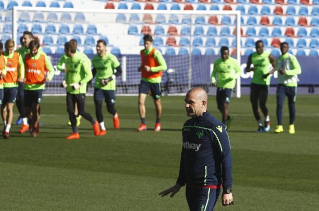 Paco López, frente a sus futbolistas durante un entrenamiento. 