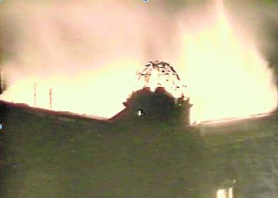 Imagen secundaria 1 - Edificio Mossén Sorell en 'El anunciador de Valencia' y portada de Mossén Sorell fotografiada por Laurent. | Fuego en el edificio de La Nau.