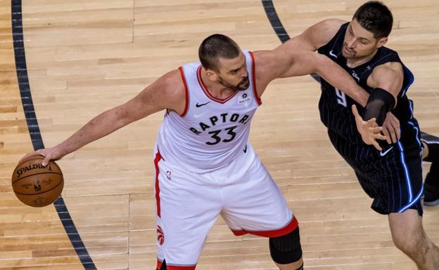 Marc Gasol (i) se mide a Nikola Vucevic en un acción del partido entre Raptors y Magic.