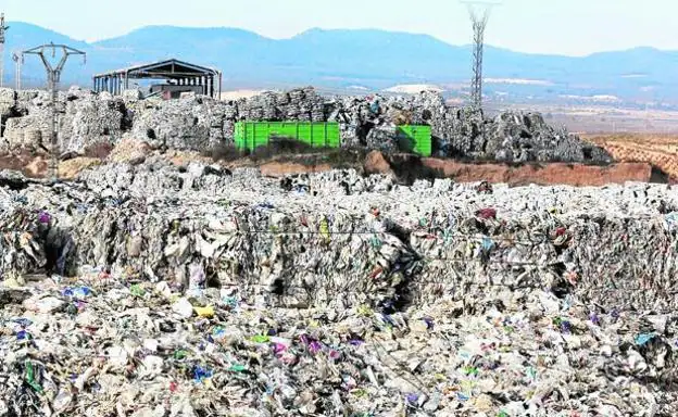 Las toneladas de fardos de plástico acumulados en Utiel Recicla.