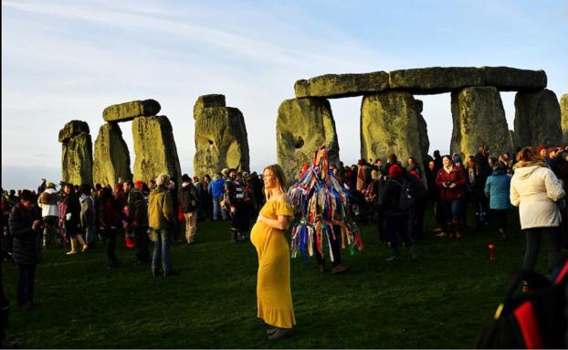 Cientos de creyentes acudieron a la celebración del solsticio de invierno en el monumento neolítico de Stonehenge, situado en el sur de Inglaterra, el pasado 22 de diciembre. 
