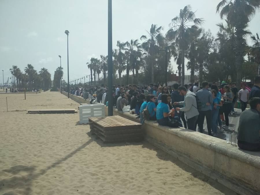 Fotos: Botellón en Valencia de alumnos de la facultad de Medicina