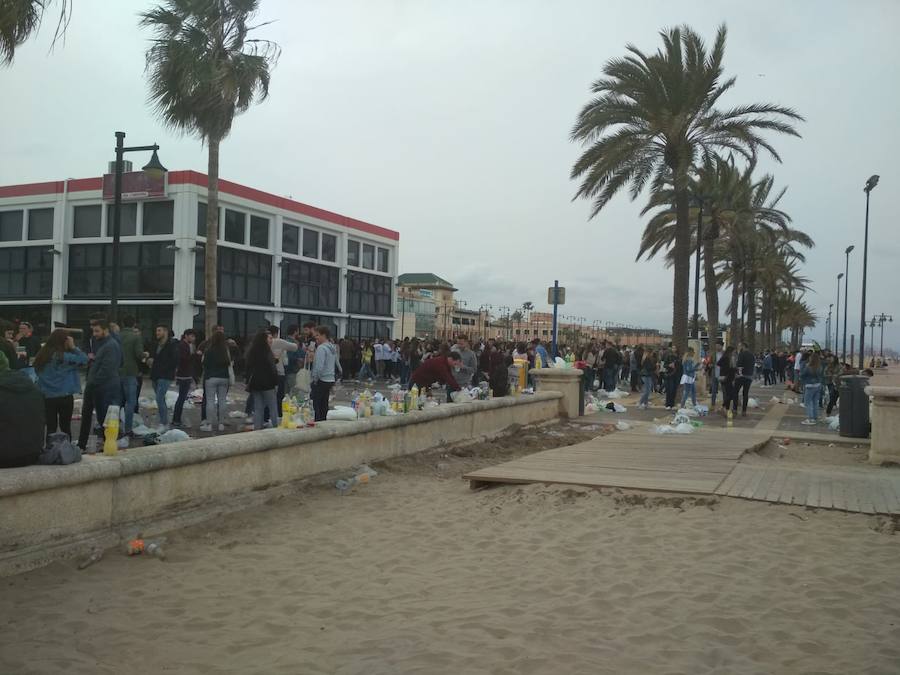 Fotos: Botellón en Valencia de alumnos de la facultad de Medicina