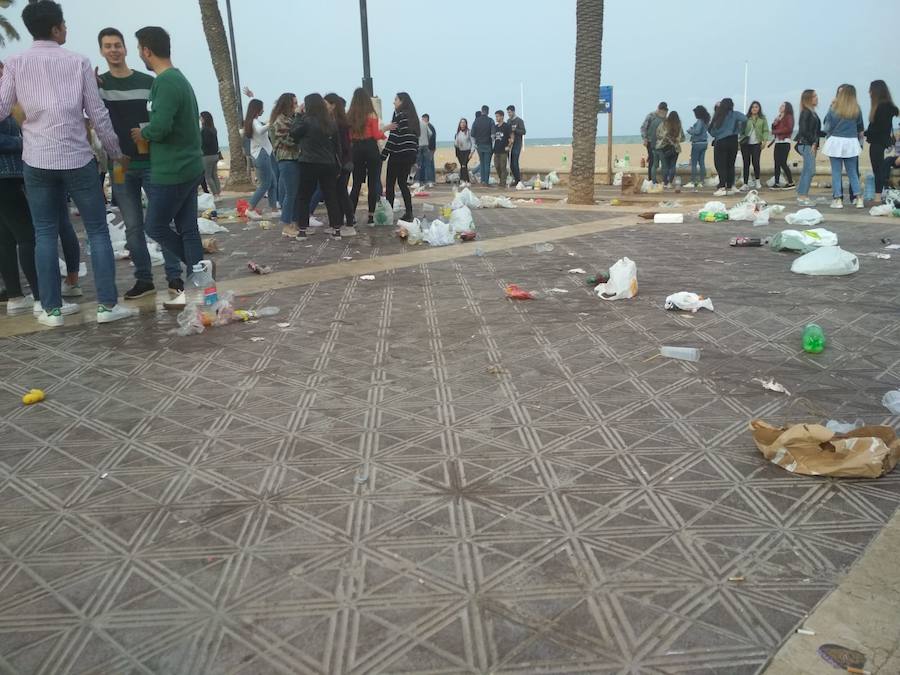 Fotos: Botellón en Valencia de alumnos de la facultad de Medicina