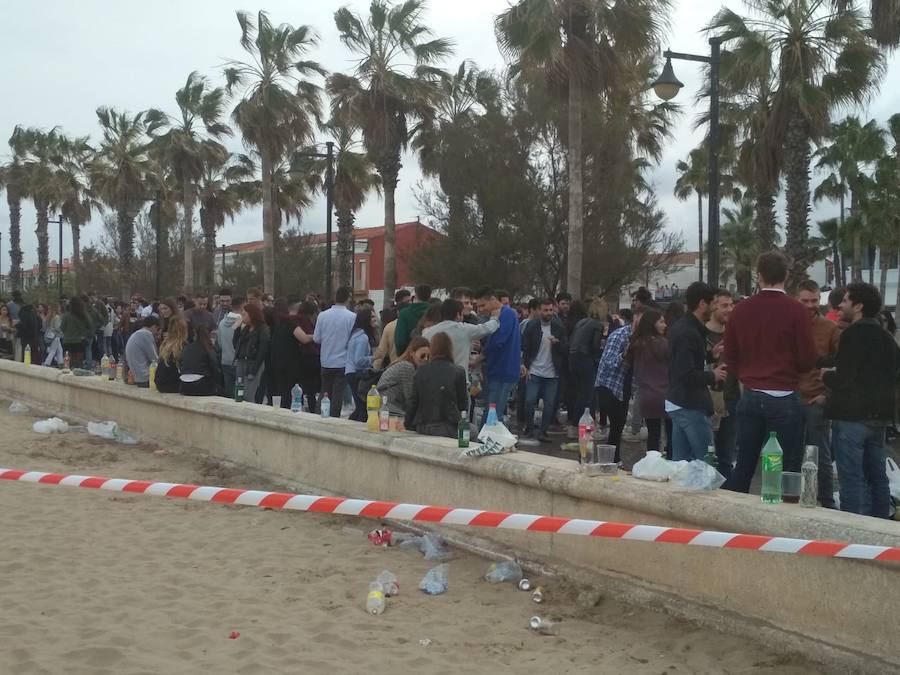 Fotos: Botellón en Valencia de alumnos de la facultad de Medicina