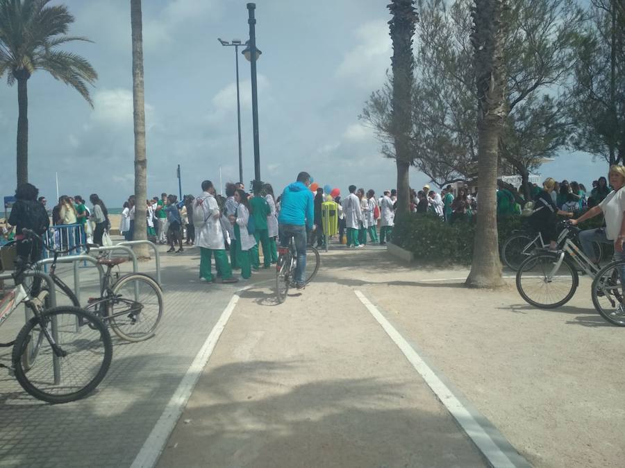 Fotos: Botellón en Valencia de alumnos de la facultad de Medicina