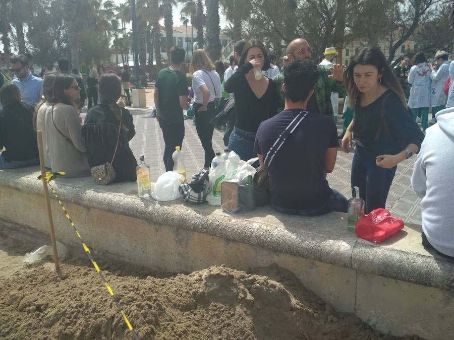 Fotos: Botellón en Valencia de alumnos de la facultad de Medicina