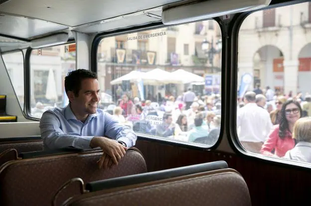 Teodoro García Egea, secretario general del PP, en el autobús del Partido Popular aparcado en la plaza Mayor de Gandia. 