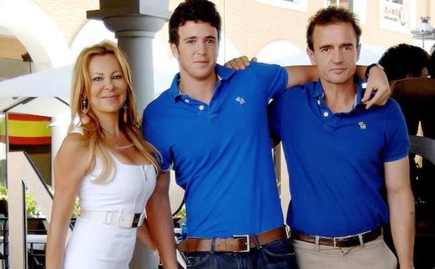 Álex Lequio (c), junto a sus padres. 