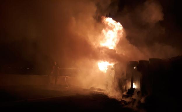 El camión, en llamas, tras el aparatoso accidente.