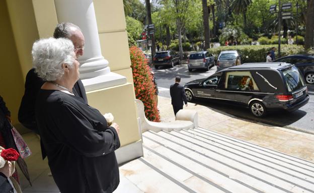 Imagen principal - Lola Alcántara despide el féretro desde el Ayuntamiento, recibe las condolencias de Luis Enríquez y saluda al torero Javier Conde. 