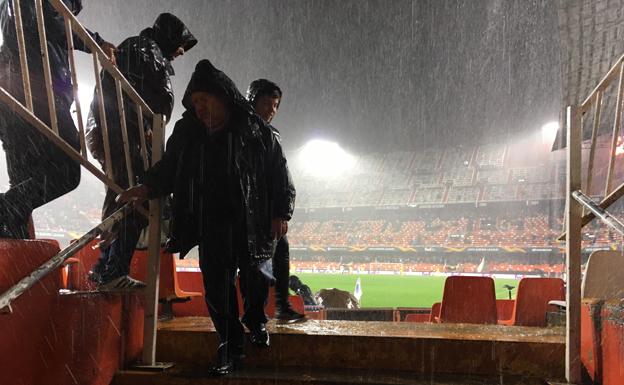 Un aficionado se dirige hacia el interior del estadio de Mestalla por un vomitorio.