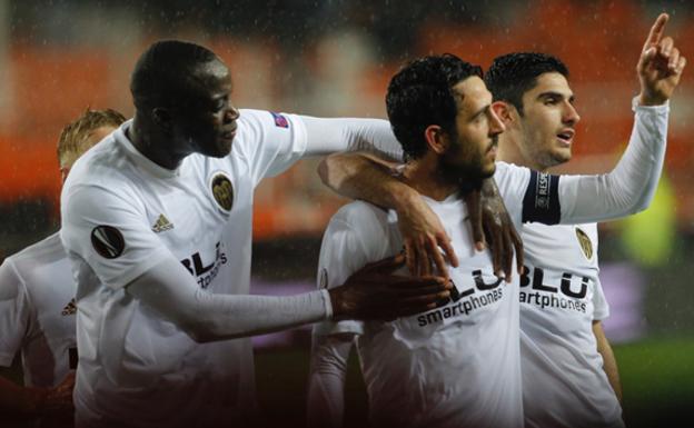 Parejo celebra el gol de falta ante el Villarreal, que golpeó en la barrera .