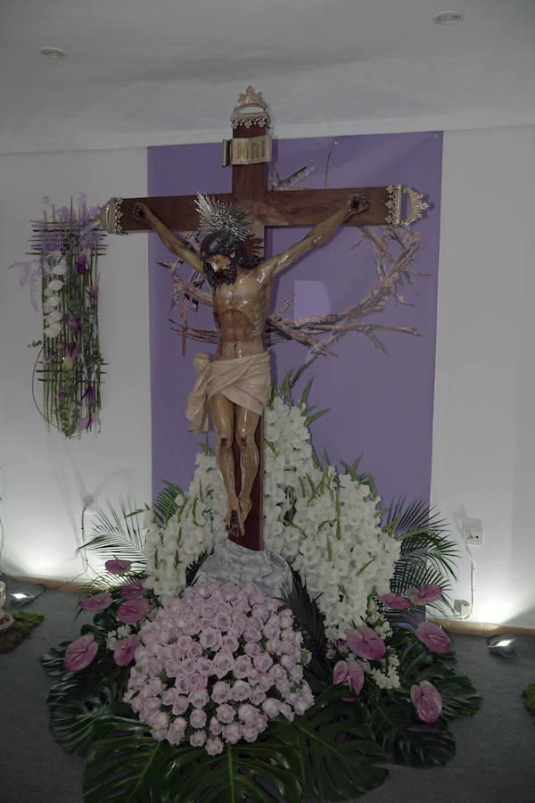 El Jueves Santo es el día en el que los valencianos acuden a contemplar los cristos y las dolorosas que se encuentran en las casas y locales de la Semana Santa Marinera. Además los Hermanos Mayores y la Junta Mayor realizan la visita a los Santos Monumentos albegados en el interior de las cuatro parroquias.