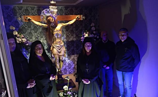 Las visitas de los Cristos a la playa y los Vías Crucis se han celebrado en el interior de los templos.