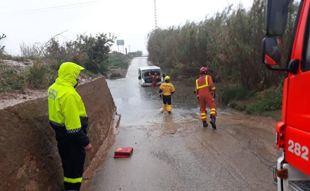 El hombre y su vehículo se han quedado parados en este enclave aunque no había una gran crecida del barranco. 