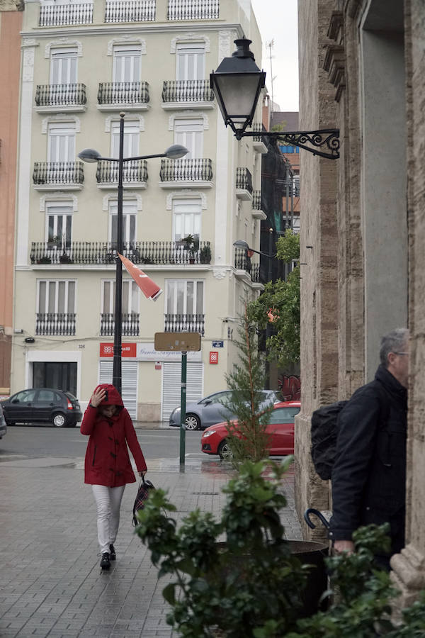 Viernes Santo pasado por agua en Valencia. 