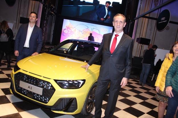 Dionisio López, director general, y Justo Nieto -izda.- jefe de ventas, con el Audi A1.